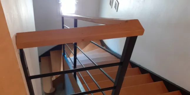 Garde corps en acier, poteaux en tube carré, 4 lisses D.13, ral 9005 FT, main courante 50x30 mm en chêne.