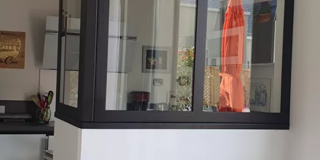 Verrière en acier, sans traverse intermédiaire, verre clair en 33/2 feuilleté, ral 7016 FT.