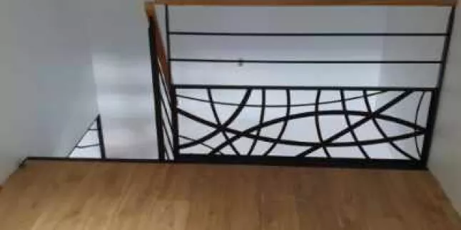 Garde corps en acier, poteaux plats, 2 lisses D.13, soubassement en habillage décoratif "courbe", ral 9005 FT, main courante 50x30 en bois.