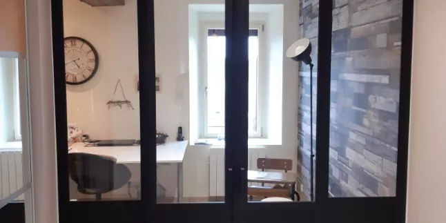 Verrière + porte coulissantes en acier, avec traverse horizontale, soubassement en tôle, verre clair 33/2 feuilleté, roulettes apparentes, laquage ral noir 9005 FT.