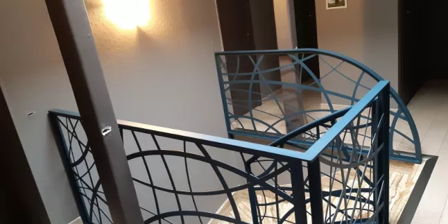 Garde corps en acier, cadre en 40x20, remplissage en habillage décoratif toute hauteur, ral 7016 FT.