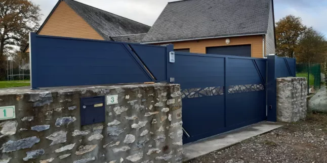 Portail coulissant à lames en aluminium, habillage décoratif "cases décalées" + traverse, laquage ral 7016 FT.