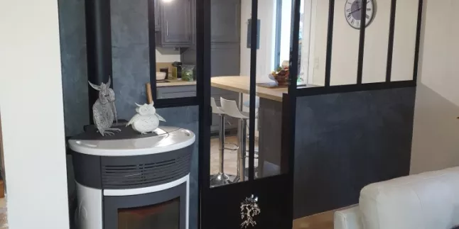 Verrière + porte coulissante en acier, sans traverse horizontale, verre clair 33/2 feuilleté, soubassement en tôle sur la porte avec un habillage décoratif arbre, laquage ral noir 9005 FT.