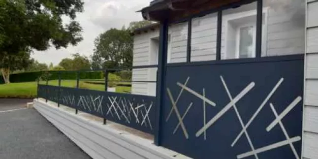 Garde corps en aluminium, cadre en 40x20mm, 1 lisse D.16, soubassement en habillage décoratif, laquage ral 7016 FT + claustra/verrière.