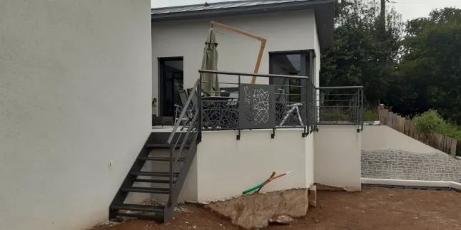 Garde corps en aluminium, poteaux plats, 2 lisses, soubassement en habillage décoratif "rectangle" + garde corps avec habillage décoratif toute hauteur, main courante D.40.