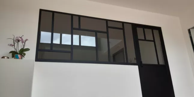 Verrière + porte en acier, avec traverses atypiques, verre clair en 33/2 feuilleté, laquage ral noir 9005 FT.