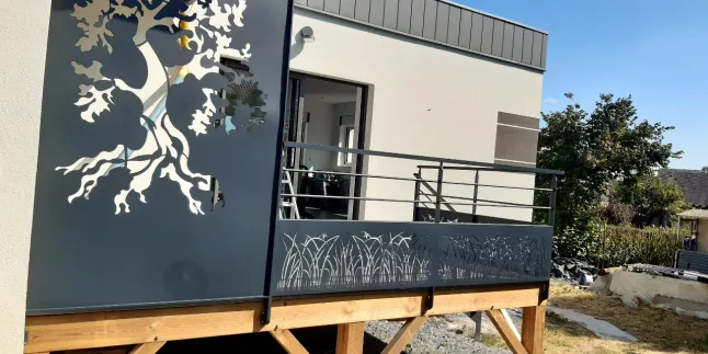 Garde corps en aluminium, poteaux plats, 2 lisses, soubassement en habillage décoratif "herbage" + claustra avec habillage décoratif "arbre", main courante 50x30mm, laquage ral 7016 FT.