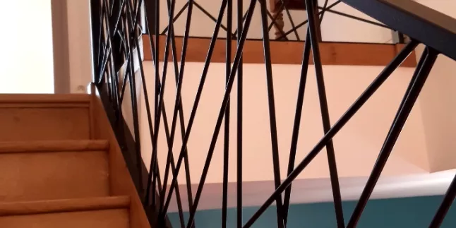 Garde corps en acier, ossature en cadre 40x20 mm, remplissage en lisses D.13 entremêlées.