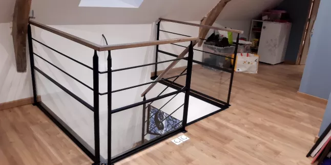 Garde corps acier, 2 lisses, soubassement en verre, main courante bois. Mayenne 53