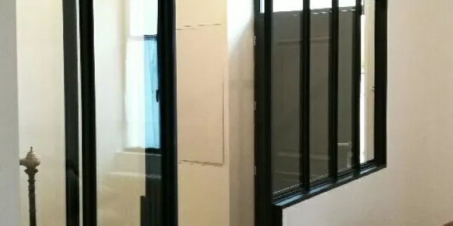 Verrière + porte en acier, avec traverse intermédiaire, verre clair en 33/2 feuilleté, laquage ral noir 9005 FT.