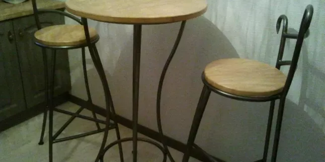 Table et tabourets en acier, plateau en chêne. 53600 EVRON.
