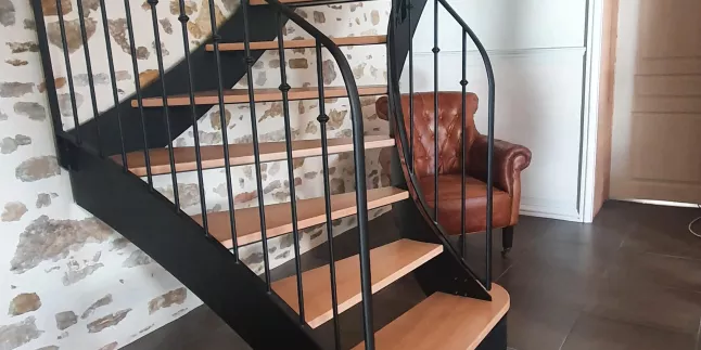 Escalier doubles limons en acier, 2/4 tournant limon intérieur balancé, garde corps en acier, lisses verticales D.14 avec décors vissés, main courante plat moulurée débillardé, marche en chêne vernis 2 couches polyuréthane, laquage ral noir 9005 FT. 53270 ST JEAN SUR ERVE