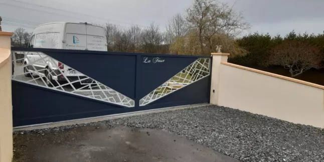 Portail coulissant à lames en aluminium, 2 bandeaux transversale avec habillage décoratif, laquage ral 7016 FT+9016 FT. 53500 ST PIERRE DES LANDES
