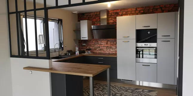 Verrière avec bandeau, avec traverse intermédiaire, verre clair en 33/2 feuilleté, ral noir 9005 FT.