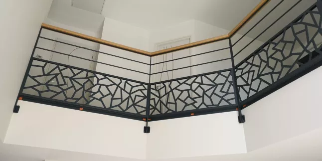 Garde corps en acier, poteaux plats, 2 lisses d.13, soubassement en habillage décoratif araignée, laquage ral 9005 FT, main courante 50x30 mm en bois.