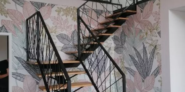 Escalier limon central en acier, 1/4 tournant avec palier intermédiaire, marche chêne vitrifiée 2 couches, garde corps en acier, cadre en 40x20mm, remplissage en lisses entremêlées, laquage ral noir 9005 FT.