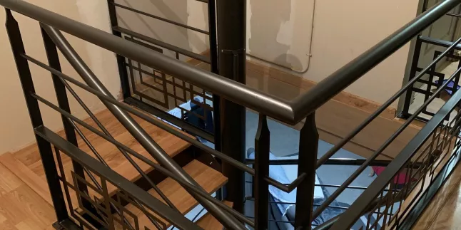 Garde corps en acier, poteaux plats, 2 lisses D.13, soubassement en habillage décoratif rectangle , main courante D.42 en acier.