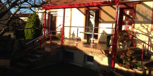 Pergola en aluminium, remplissage en verre clair feuilleté 66/2, laquage ral 3004 Mat, 53600 EVRON.