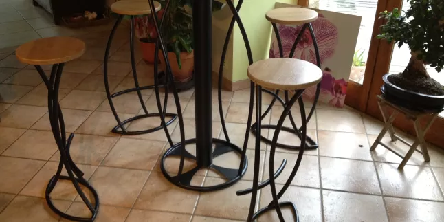 Table haute et tabourets en acier, plateau en chêne. 53600 EVRON.