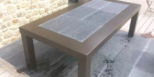 Table en aluminium, insert avec ardoises. 53600 st Gemmes le Robert