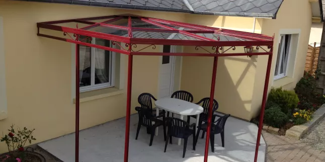 Pergola acier, avec volutes de décoration, verre clair 33/2 feuilleté pour la toiture, laquage ral 3004 FT. 53600 EVRON