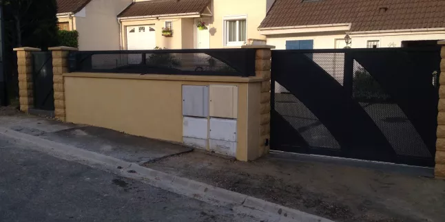 Portail coulissant en aluminium, remplissage en tôle + tôle perforée, laquage ral 7016 FT.