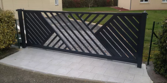 Portail coulissant en aluminium, remplissage en tube rectangle, laquage ral 7016 FT.