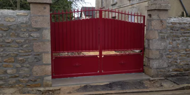 Portail coulissant en aluminium, remplissage en tôle + barreaudage + fer de lances+ palmettes, laquage ral 3004 FT.