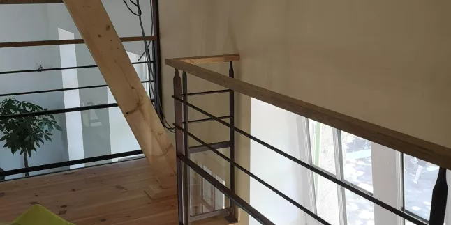 Garde corps en acier, poteaux plats, 2 lisses D.13, soubassement en verre/cornière/parclose, laquage ral 9005, main courante 50x30 en bois.
