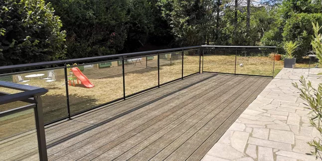 Garde corps en aluminium, ossature en tube carré, remplissage en vitrage, laquage ral 7016, main courante losange en acier.