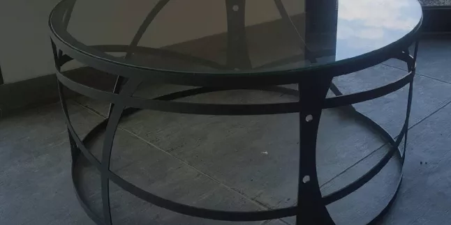 Table basse en acier, habillage "courbe", plateau en verre feuilleté 33/2 coupe brute. 53600 EVRON.