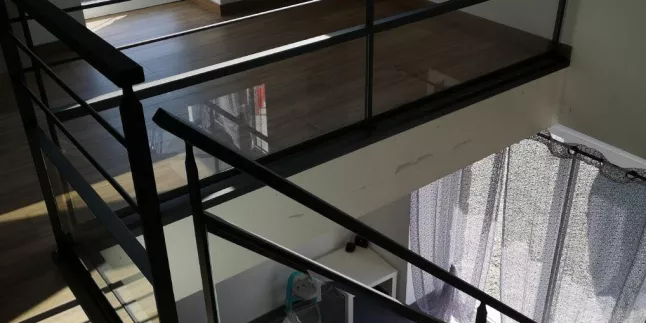 Garde corps en acier, poteaux plats, 2 lisses D.13, soubassement en verre/cornière/parclose, laquage ral 9005, main courante 50x30 acier.