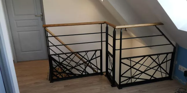 Garde corps en acier, poteaux plats, 2 lisses D.13, soubassement en habillage décoratif bambou , main courante D.42 en bois.