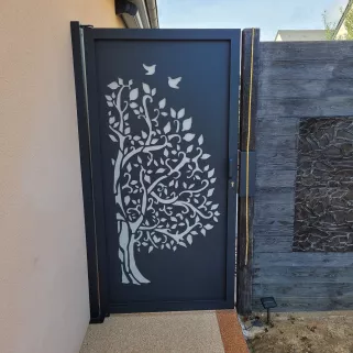 Portillon en aluminium, tôle avec habillage décoratif arbre, laquage ral 7016 FT. 53600 EVRON.