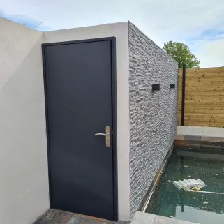 Porte extérieure en aluminium. Laquage ral 7016. 66000 PERPIGNAN