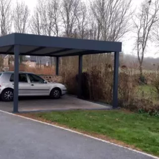 Car port en aluminium, poteaux en tube 150x150, couverture en bac acier, laquage ral 7016 FT. 53170 LE BIGNON DU MAINE.