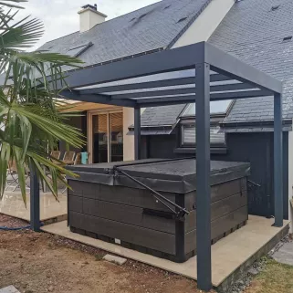 Pergola en aluminium, ossature en tube rectangle, remplissage toiture en polycarbonate alvéolaire, laquage ral 7016 FT. 35500 BALAZE.