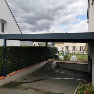 Car port en aluminium de 7000x5000 mm, ossature en tube 250x100mm et 100x100 mm, remplissage en bac acier, laquage ral 7016 FT. 53600 Evron.