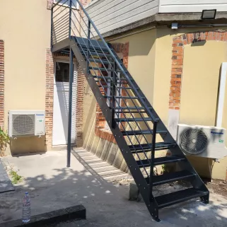 Escalier extérieur en acier Doubles limons droit, marches en caillebotis Laquage ral 7016 FT 53000 LAVAL