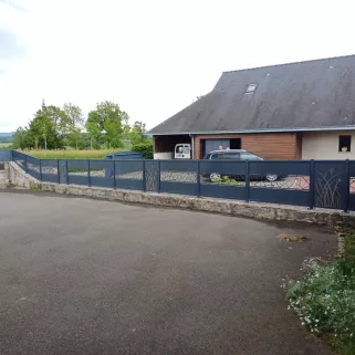Clôture en aluminium avec habillage décoratif