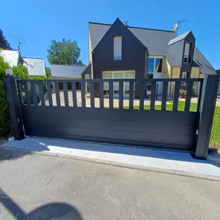 Portail coulissant en aluminium, barraudage+ lame