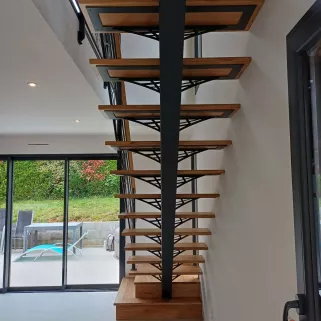 Escalier droit, limon central, podium