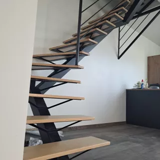 Escalier limon central 2/4 tournant noir 9005 FT