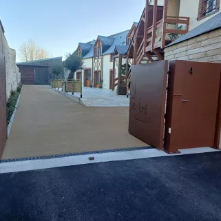 Portail 2 vantaux en aluminium, tôle personnalisée et contre-tôle, laquage ral mars 2525 + portillon. Tout nouveau lieu de réception en Mayenne, Le Clos de Loré est niché aux portes de la cité médiévale de Sainte Suzanne, parmi les plus beaux villages de France. Célébrez vos évènements au cœur de cet ancien corps de ferme entièrement rénové avec soin, sa terrasse et ses hébergements. Céline et David vous accueillent dans ce Cadre enchanteur et historique afin de préparer avec vous vos évènements spéci