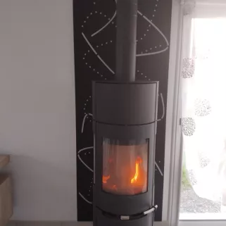 Tôle en acier avec un habillage décoratif, laquage ral 9005 haute température.