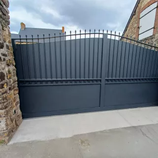 Portail coulissant forme chapeau de gendarme en aluminium Barraudage, festonnage, soubassement en tôles, volutes, fer de lances Laquage ral 7016 FT 53270 CHAMMES
