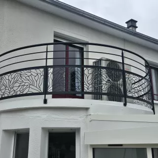 Garde corps de balcon cintré en aluminium Poteaux plat, 2 lisses, soubassement en habillage décoratif "nénuphar", main courante en tube rond, laquage ral 7016 FT. 53600 EVRON