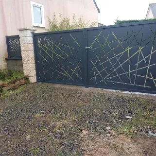 Portail deux vantaux en aluminium remplissage en tôle avec un habillage décoratif personnalisé Laquage ral 7016 FT 50530 ST JEAN LE THOMAS