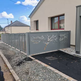 Portillon en aluminium, ossature en tube, remplissage en tôle avec un habillage décoratif. Clôture en aluminium, composition en tube D.20 p en biais. 53000 LAVAL