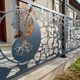 Composition: Garde corps d'escalier: Poteaux plats, lisses. Garde corps droits: Poteaux plats, lisses et soubassement en habillage décoratif "pierre+arbre ying yang", main courante en tube rectangle. Laquage ral 7016+ FT 53600 EVRON